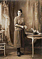 DEBACKER Aline Alice Arthmise. Photographie date 1930 format carte postale 9 cm x 14 cm 