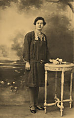 DEBACKER Marguerite Jeanne Marie. Photographie date 1930 format carte postale 9 cm x 14 cm